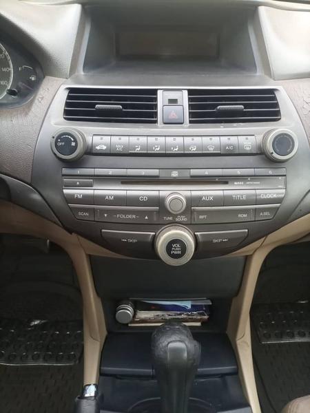 Honda Accord • 2009 • 186,000 km 4