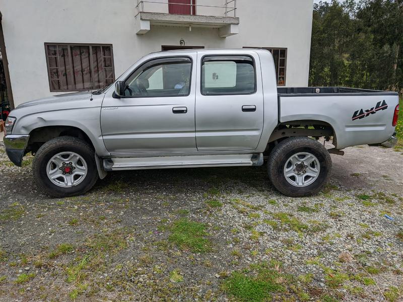 Toyota Hilux • 2005 • 180,000 km 4