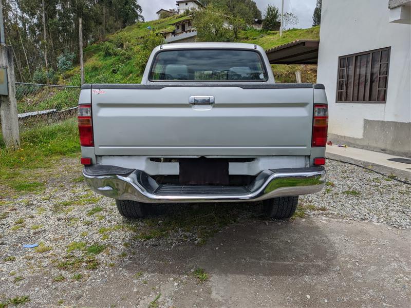 Toyota Hilux • 2005 • 180,000 km 3