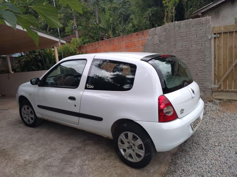 Renault Clio • 2011 • 1,663 km 2