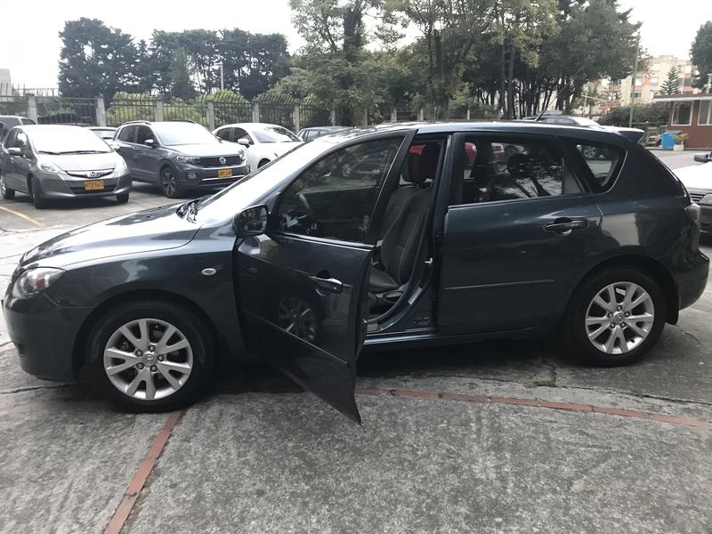 Mazda 3 • 2010 • 82,000 km 2