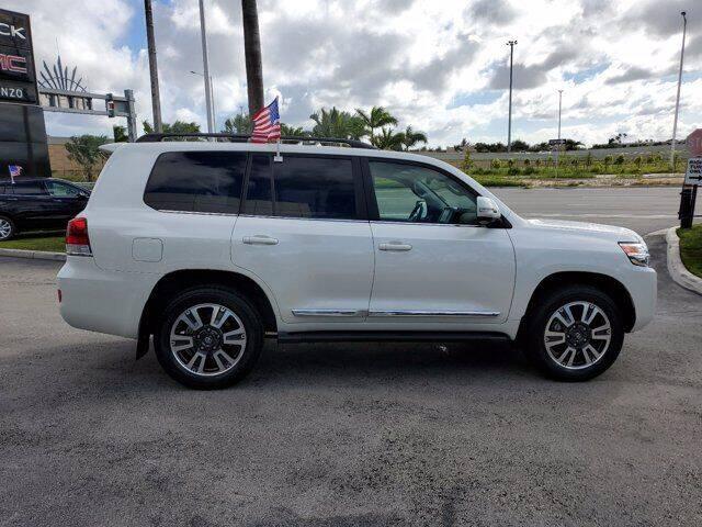 Toyota Land Cruiser • 2016 • 5,462 km 2