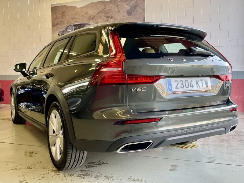 Volvo V60 • 2019 • 92,000 km 6