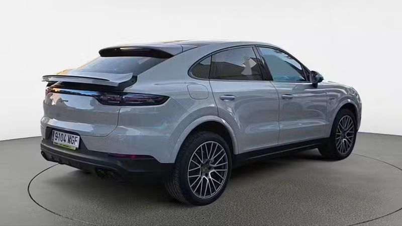 Porsche Cayenne Coupe • 2023 • 75,654 km 9