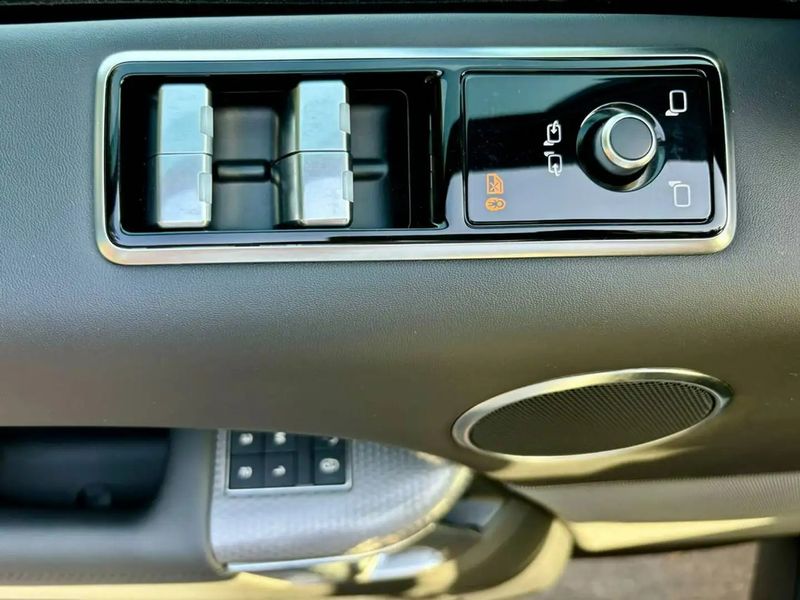 Land Rover Range Rover Sport • 2020 • 83,000 km 10
