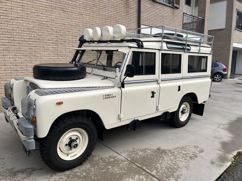 Land Rover 109 • 1982 • 3,600 km 1