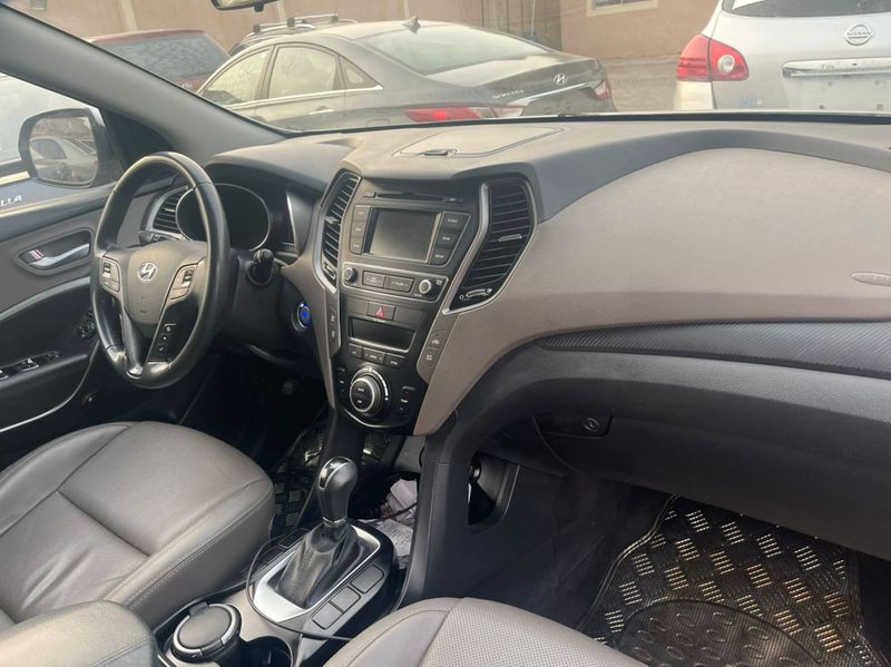 Hyundai Santa Fe • 2016 • 50,000 km 2