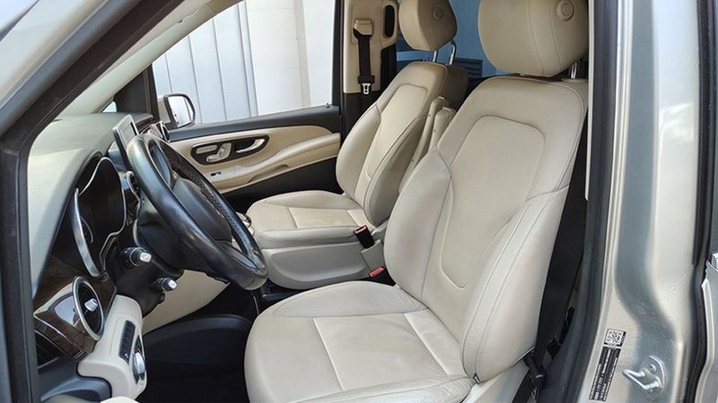 Mercedes-Benz 210 Van • 2018 • 115,422 km 9