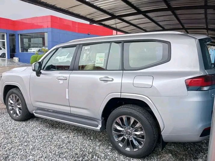Toyota Land Cruiser • 2020 • 50,000 km 2