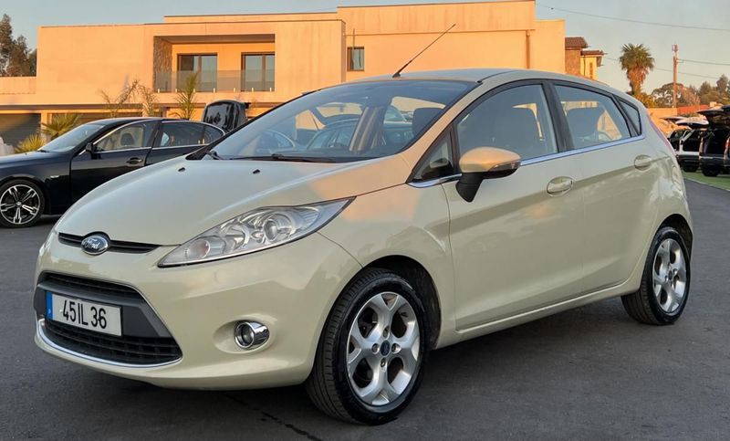 Ford Fiesta • 2009 • 194,000 km 3