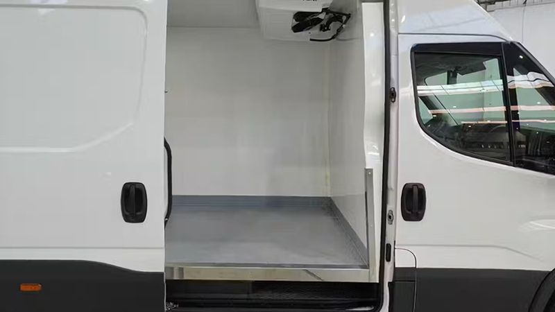 Mercedes-Benz Sprinter • 2024 • 42,261 km 12