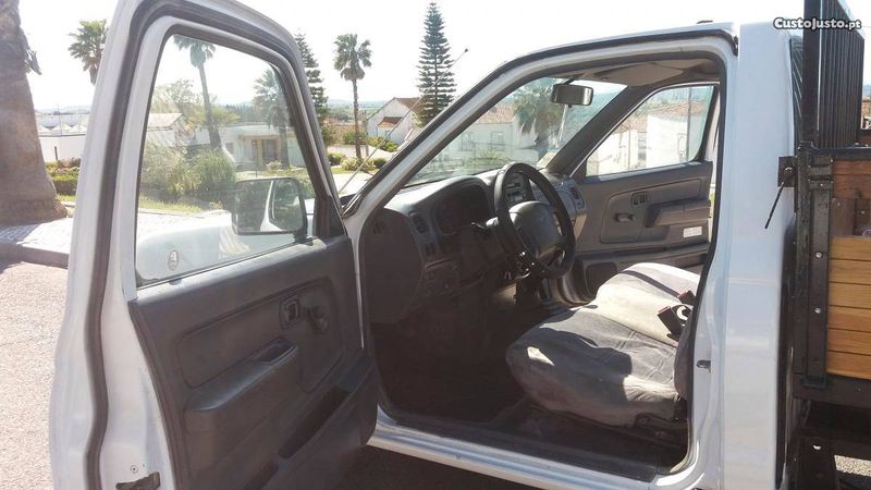 Nissan Pickup • 2000 • 200,000 km 2