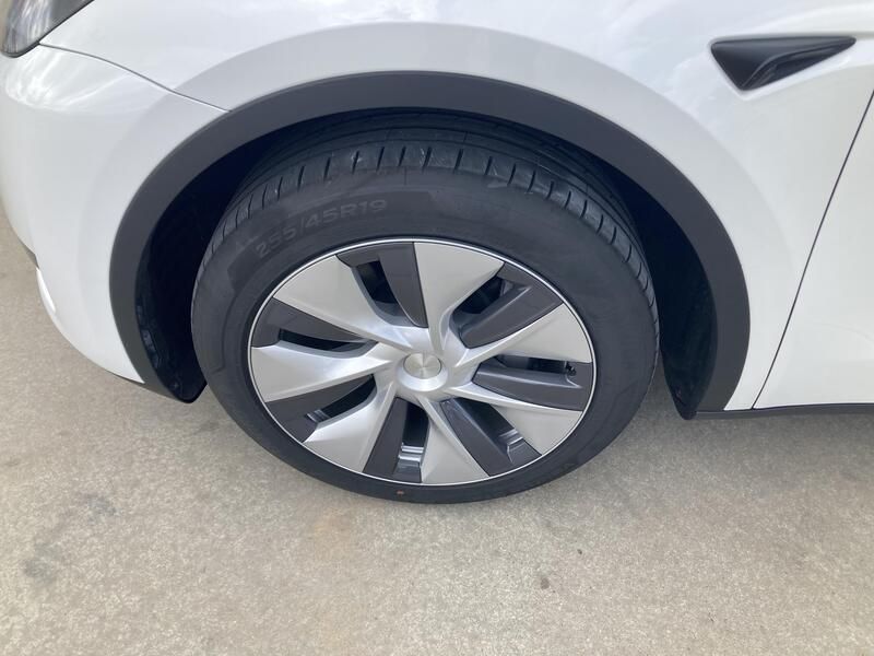 Tesla Model Y • 2024 • 2,458 km 14