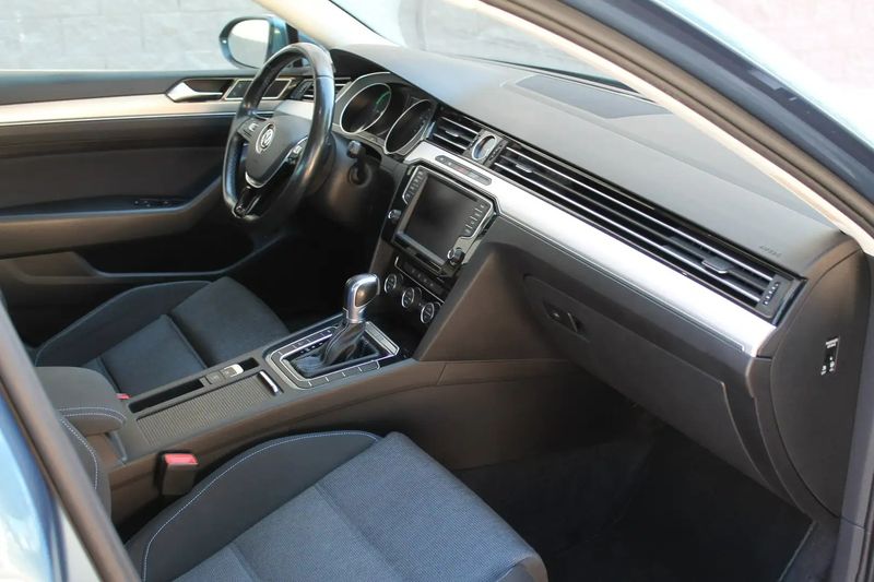 Volkswagen Passat • 2017 • 171,659 km 2