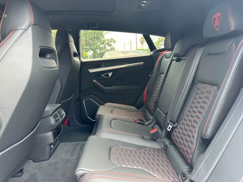 Lamborghini Urus • 2024 • 25,000 km 6