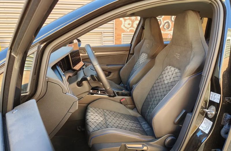 Volkswagen Golf Variant • 2024 • 12,440 km 7