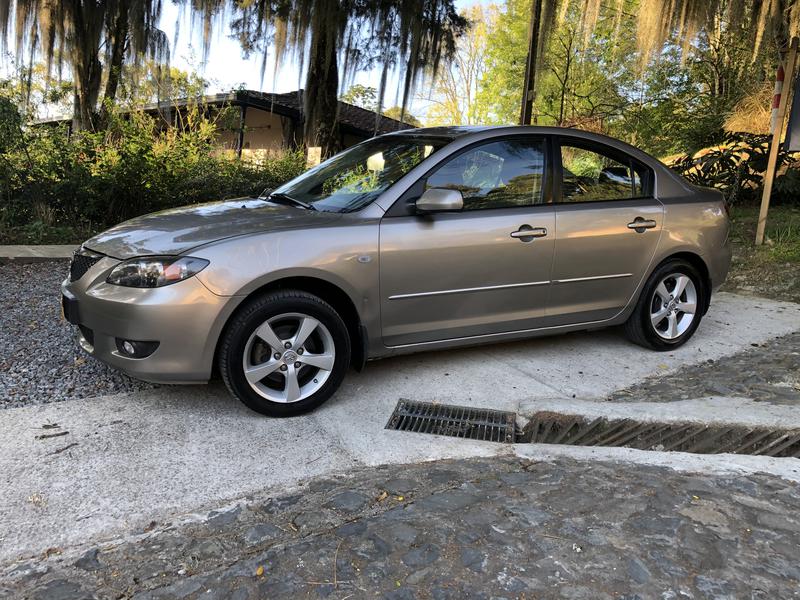 Mazda 3 • 2005 • 202,400 km 2