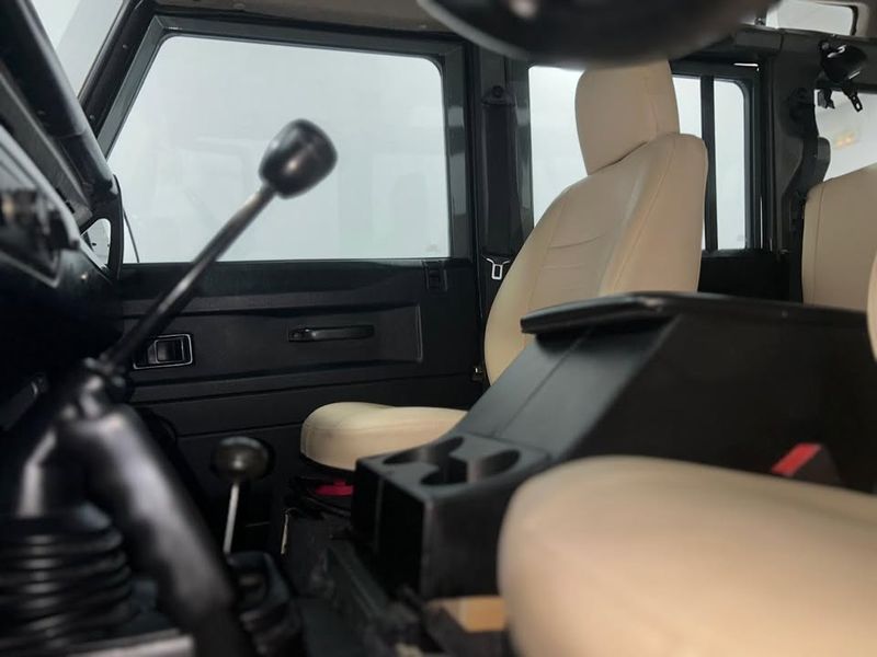 Land Rover Defender • 2000 • 236,725 km 10