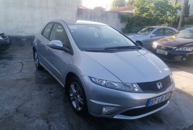 Honda Civic • 2010 • 198,000 km 3