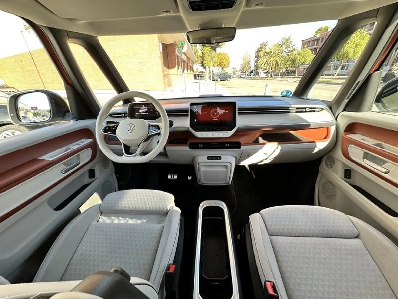 Volkswagen Caravelle • 2023 • 14,000 km 12