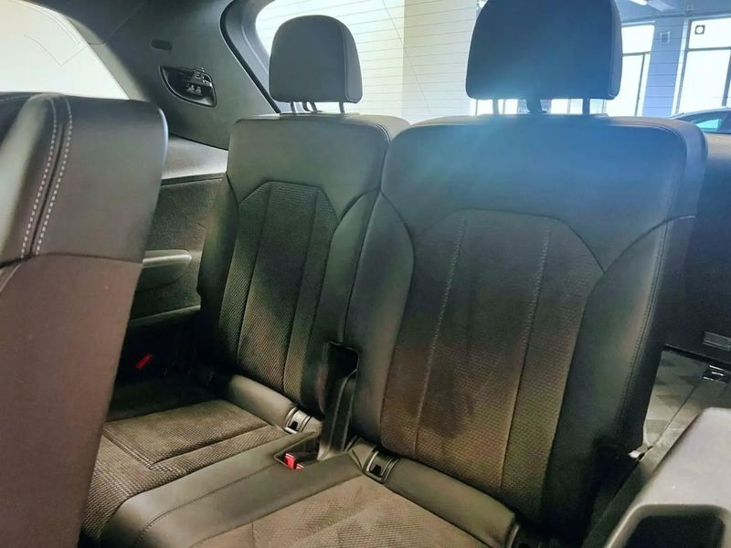 Audi Q7 • 2020 • 59,800 km 11