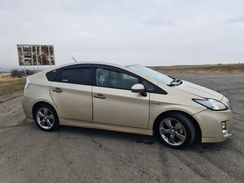 Toyota Prius • 2010 • 245,000 km 2