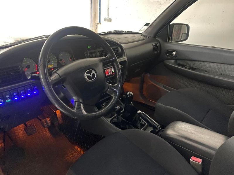 Mazda B2500 • 2001 • 135,000 km 4
