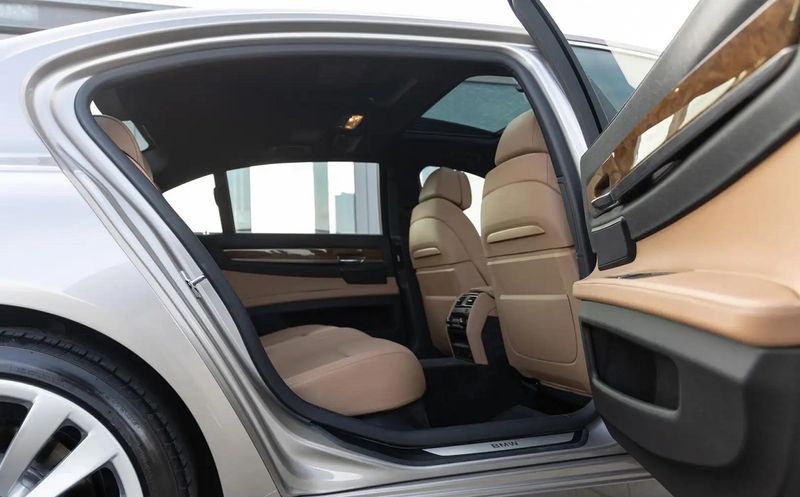 BMW 7 Series • 2009 • 182,000 km 6