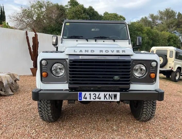 Land Rover Defender • 2014 • 98,000 km 3