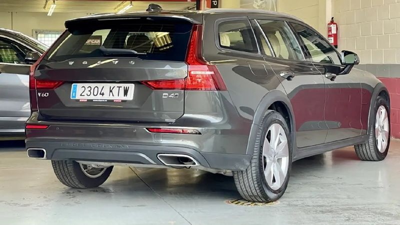 Volvo V60 • 2019 • 92,000 km 5