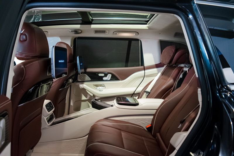 Mercedes-Benz Maybach • 2024 • 3,800 km 7