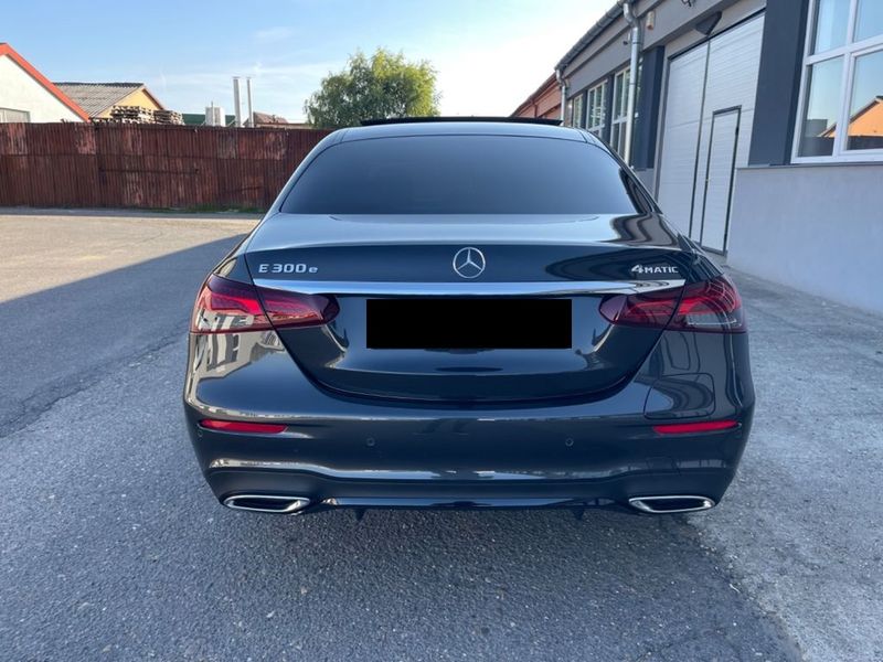 Mercedes-Benz E • 2021 • 18,200 km 2