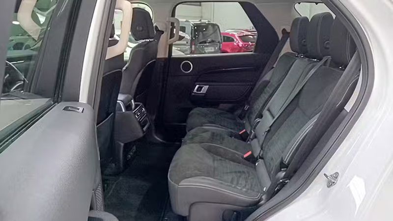 Land Rover Discovery • 2021 • 71,137 km 12