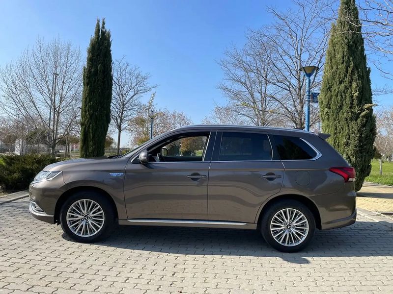 Mitsubishi Outlander • 2019 • 145,000 km 5
