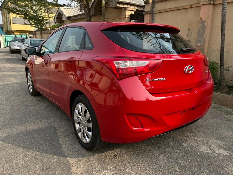 Hyundai Elantra • 2013 • 32 km 2