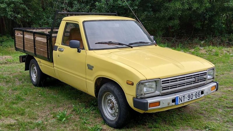 Toyota Hilux • 1983 • 350,000 km 2