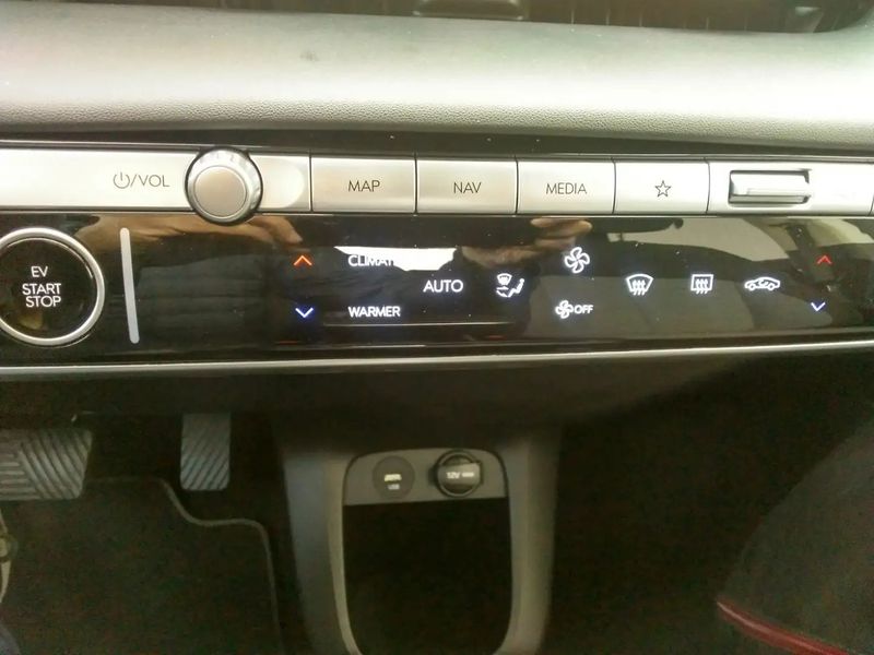 Hyundai Ioniq Electric • 2022 • 19,000 km 6