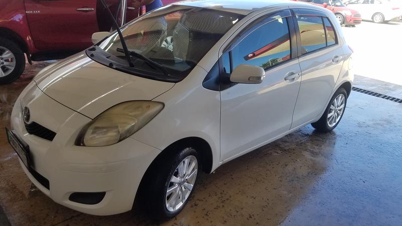 Toyota Yaris • 2011 • 79,000 km 12