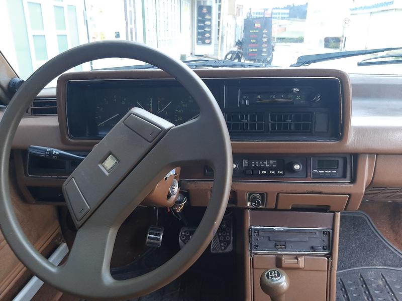 Mazda 323 • 1984 • 174,000 km 2