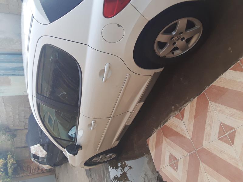 Peugeot 207 • 2012 • 195,000 km 2