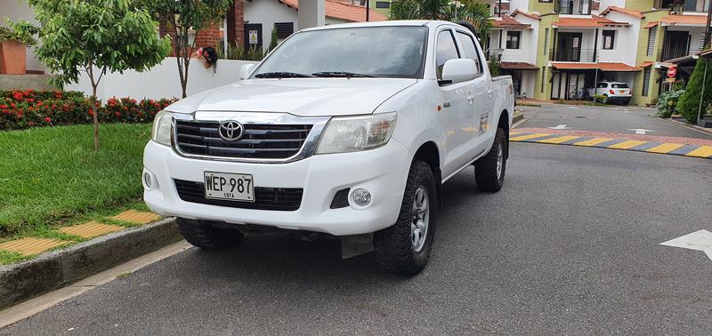 Toyota Hilux • 2014 • 220,000 km 9