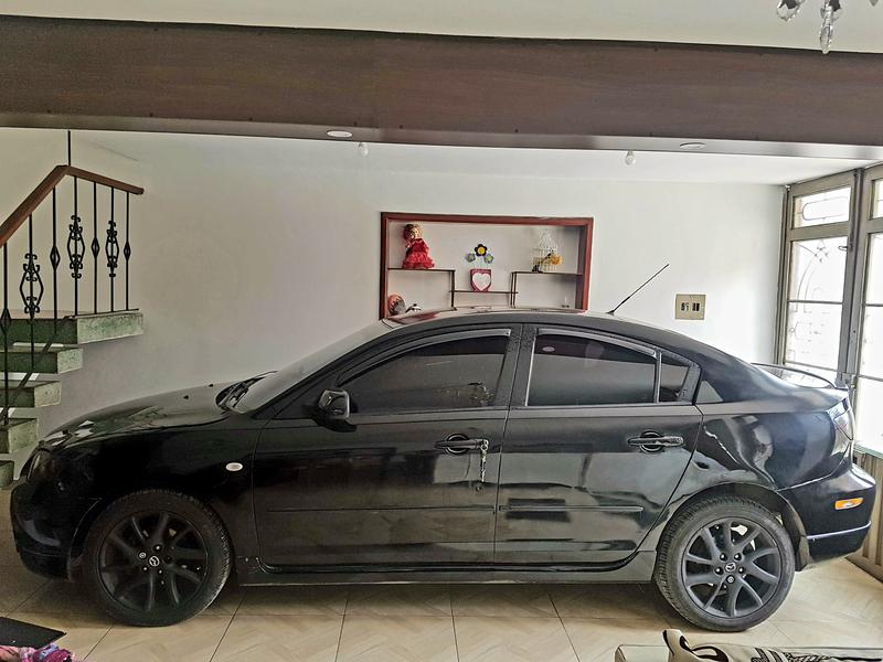 Mazda 3 • 2006 • 180,000 km 1