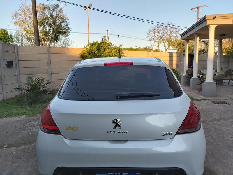 Peugeot 308 • 2016 • 28,000 km 2
