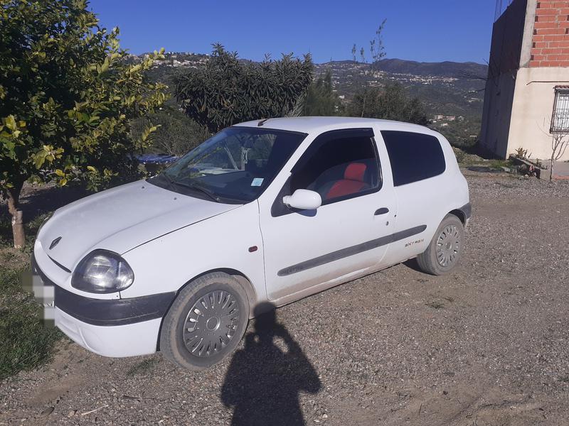 Renault Clio • 2001 • 300,000 km 2