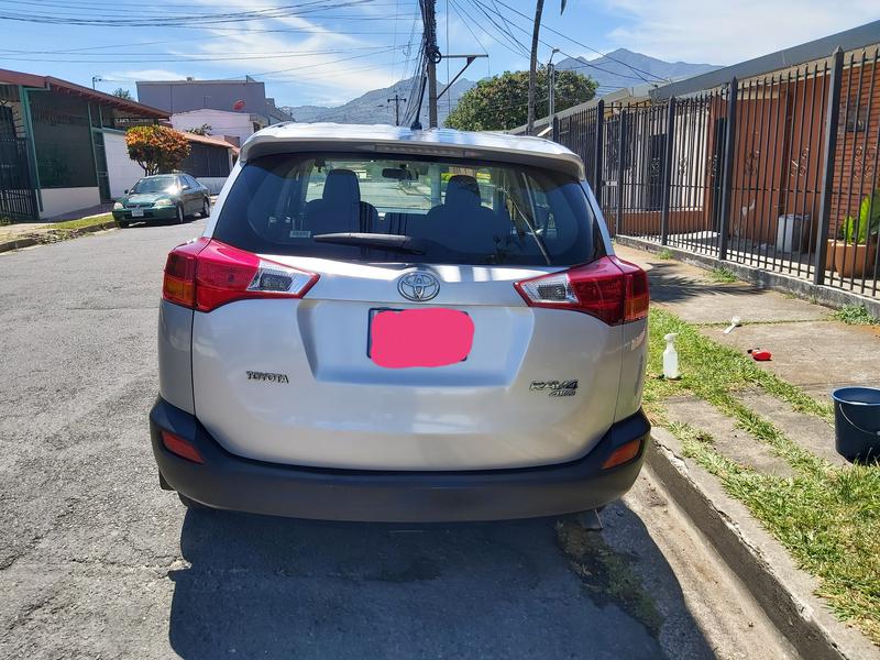 Toyota RAV4 • 2014 • 143,000 km 2