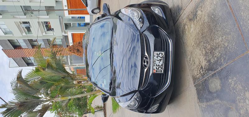 Hyundai Elantra • 2012 • 40,583 km 3