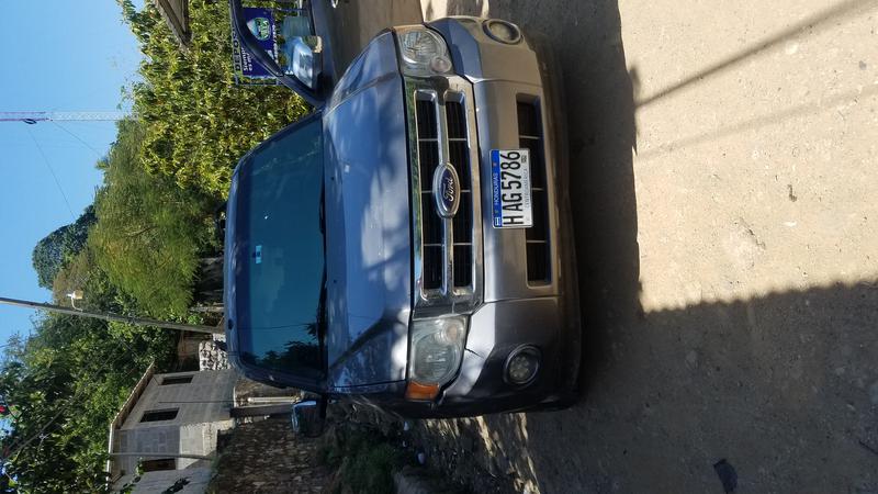 Ford Escape • 2010 • 100,300 km 3