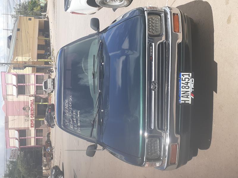 Toyota Hilux • 1989 • 215,000 km 8