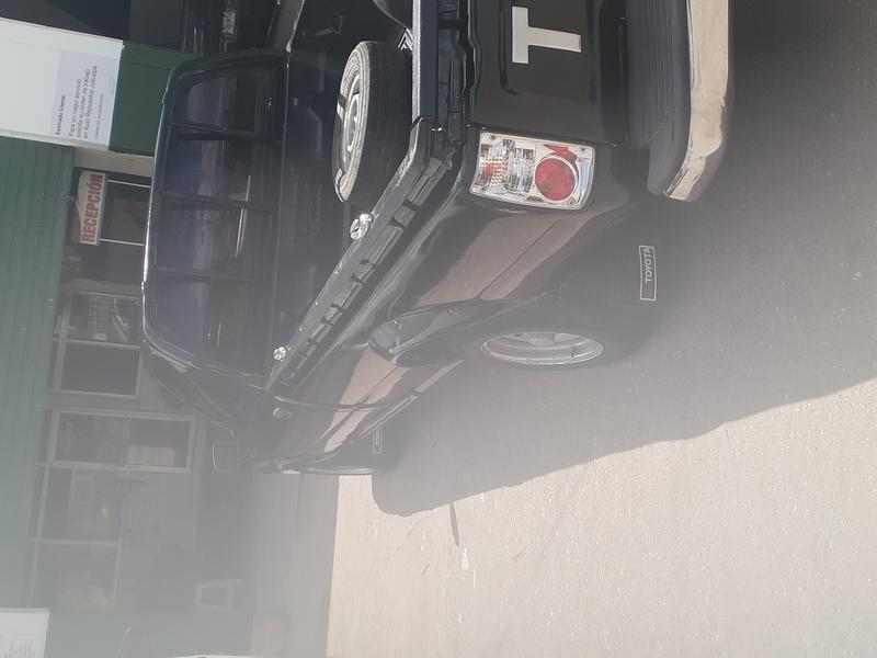 Toyota Hilux • 1989 • 215,000 km 2