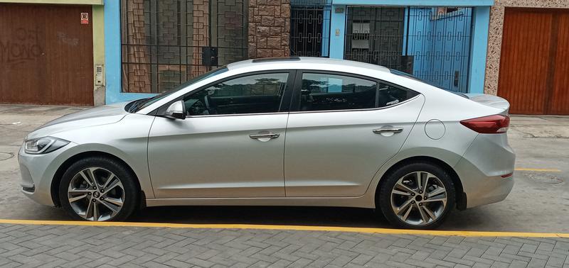 Hyundai Elantra • 2017 • 49,980 km 3